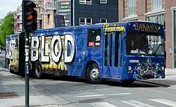 Foto eines alten Busses, der mit Graffiti bemalt ist