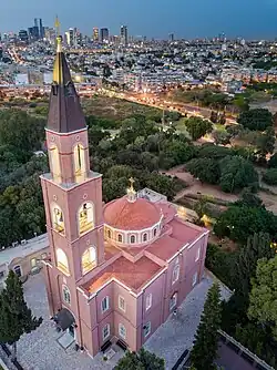 Kirche vor der Skyline Tel Avivs, 2017
