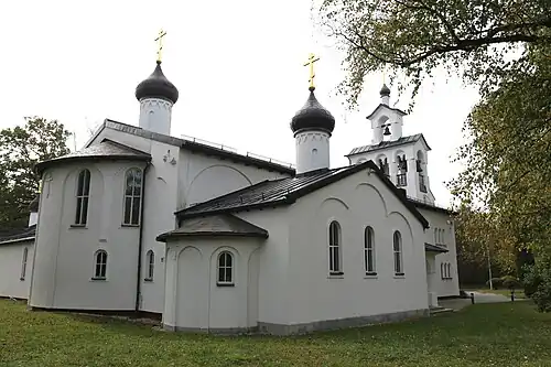 Ansicht von Nordosten, vorn die Nikolauskapelle