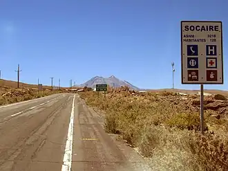 Aus Richtung Socaire betrachtet hat der Miñiques eine charakteristische Silhouette mit drei Gipfeln. Der Südgipfel in der Mitte, dessen Nebengipfel rechts davon und der Nordgipfel links.