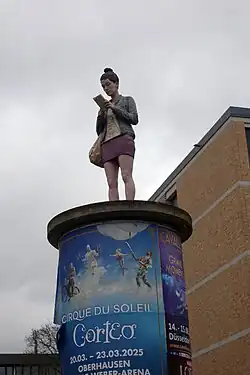 Wartende (2016), Hohenzollernallee 8f