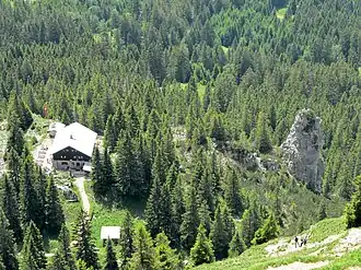 Das Säulinghaus vom Aufstieg zum Säuling gesehen