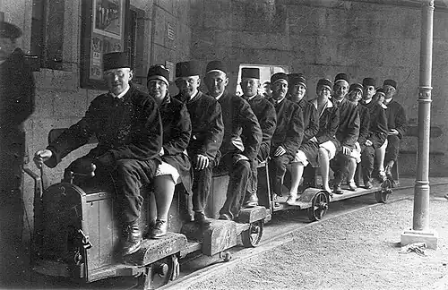 Typisches Besucherfoto nach Ausfahrt aus dem Schaubergwerk von 1926
