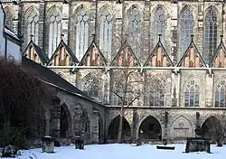 Kreuzgang mit Südseite des Langhauses. Die Rückwände der Giebel-Loggien waren bis ins 19. Jahrhundert aus Holz