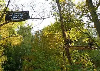 Aktivisten auf einer Plattform und Protestbanner „Wenn Gesetze versagen, ist es Zeit für Blockaden“