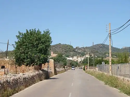 Blick von S’Horta zum Puig de sa Talaia (Bildhintergrund)