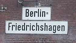 Durch Zeilen­umbruch aus Einfach­bindestrich abgeleiteter Doppel­bindestrich; der Bahn­hofs­name und gleich­namige Ortsteil schreibt sich „Berlin‑Friedrichshagen“