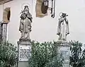 Statuen zu Ehren der hl. Teresa von Ávila und des hl. Johannes vom Kreuz.