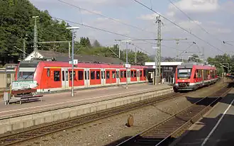 Au (Sieg) bis 2011: Links Elektro-Triebwagen der S&nbsp;12 (DB-Baureihe 423), rechts Diesel-Triebwagen der Sieg-Dill-Bahn (DB-Baureihe 648)