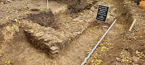 Die Ausgrabung auf dem Galgenküppel: (Rauenthal): Ergrabene Turmreste (Bergfried) aus südwestlicher Richtung