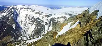 Brunnberg und Hochwiesenberg von der Schneekoppe im April