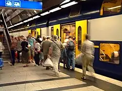 Eine S5 im unterirdi­schen S-Bahnhof des Zürcher Hauptbahn­hofes