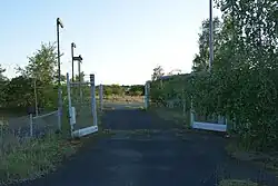 Eingangstore mit dem „begrünten“ Wach- bzw. Hauptgebäude rechts