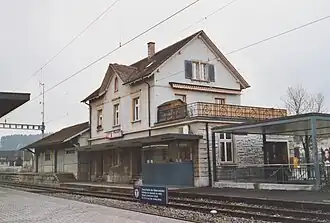 Stationsgebäude mit Güterschuppen Bahnseite (2004)