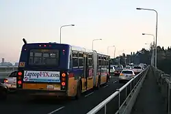 Ein Bus der Linie 358 überquert die Brücke