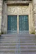 Turmportal mit dem Relief des Guten Hirten von 1953