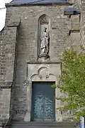Seitenportal mit Marienstatue