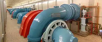 Blick in die unterirdische Kaverne mit den Turbinen und Pumpen