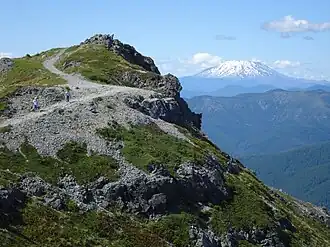 Der Gipfel des Silver Star Mountain mit dem Mount St. Helens im Hintergrund