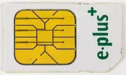 Weiße SIM-Karte mit der Aufschrift E-Plus und den Goldkontakten