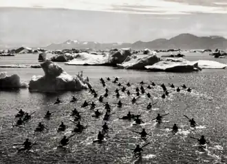 In Kajaks kommen Eskimos im Eismeer zu Hilfe