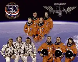 Besatzung der Space-Shuttle-Mission STS-102 (oben), die Crew der ISS-Expedition 1 (unten links) und die Crew der ISS-Expedition 2 (unten rechts).
