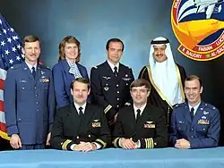 v. l. n. r. Vorne: John Creighton, Daniel Brandenstein, John Fabian; Hinten: Steven Nagel, Shannon Lucid, Patrick Baudry, Sultan bin Salman bin Abdulaziz Al Saud