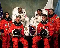 v. l. n. r. Vorne: Steven Lindsey, Kevin Kregel; Mitte: Kalpana Chawla, Leonid Kadenjuk; Hinten: Winston Scott, Takao Doi