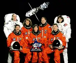 v. l. n. r. vorne: Kent Rominger, Ellen Ochoa, Rick Husband; hinten: Daniel Barry, Julie Payette, Waleri Tokarew, Tamara Jernigan