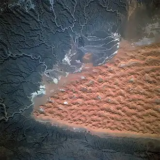 Erg Tiffernine vom NASA Space Shuttle aus gesehen (Norden ist rechts)