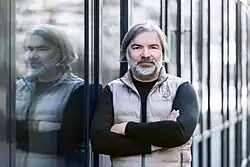 Jörg W. Fischer vor dem Steinbeis-Gebäude in Karlsruhe