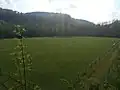 Fußballfeld am Westrand des Ortes, im Hintergrund der Adenberg