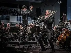 Alejo Pérez dirigiert das SWR Symphonieorchester bei der Uraufführung von Georg Friedrich Haas’ Konzert für Posaune und Orchester, mit Solist Mike Svoboda, Trombone