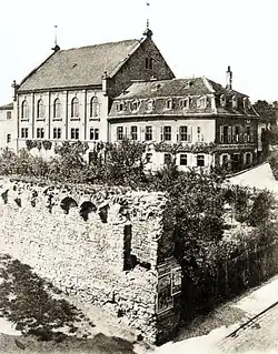 Saalbau und Biedermeier-Haus (rechts). Vorne die Stadtmauer