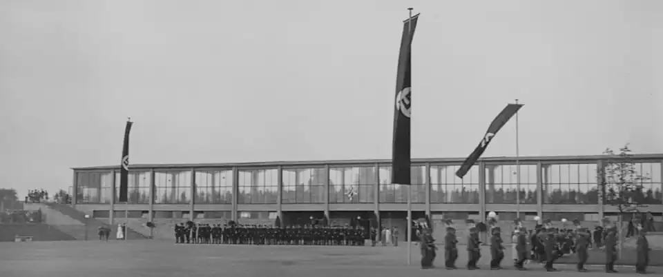 Stadionvorplatz (2. Vorplatz). Mit Haupttribüne, bei der Stadion-Einweihung 1936