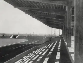Blick von der Tribüne auf das Marathontor, kurz vor Fertigstellung des Stadions