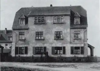 Wohnhaus aus den 1920er Jahren, in für Gartenstädte typischer Heimatschutzarchitektur