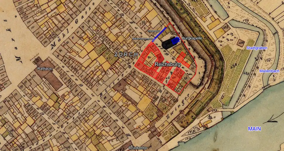 Skizze der Reichsburg. Grundlagen: Skizzen von Raimund Röthlein, die sich auf die erhaltene historische Blockrandbebauung der Wohnhäuser beziehen, nach Angaben von Dirk Rosenstock.[1][2] Plan: BayernAtlas, Bayerische Uraufnahme (1808–1864). Blau: Vorhandene Bauteile. Rot: Nicht mehr vorhandene Bauteile