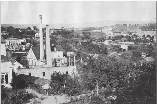 Ultramarinfabrik Gademann. Hinten links Orangerie von C.&nbsp;F.&nbsp;Gademann in der Gartenstraße, 1857 zur Villa ausgebaut. Eines der ältesten Fotos Schweinfurts. 1855