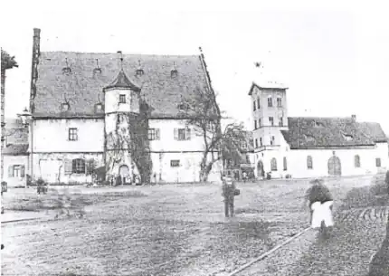 Links Zeughaus. Rechts ehem. Kilianskapelle, als Feuerwehrgerätehaus mit Schlauchturm. Vor 1907/08