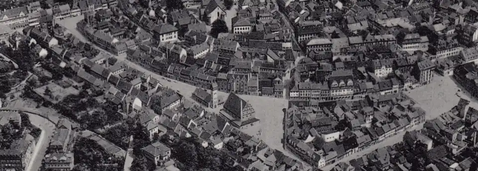 Straßenbogen (ehemals Anger) vor der einstigen, inneren Stadtmauer: Mitte Zeughausplatz, links Bauerngasse, rechts Manggasse. Luftfoto aus der Zwischenkriegszeit.