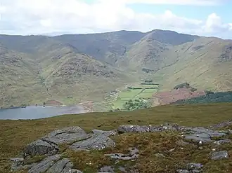 Blick vom Südwestgrat des Beinn na Cille nach Nordwesten zum Massiv des Beinn Mheadhoin. Unten links der Loch a Choire mit der Home Farm.