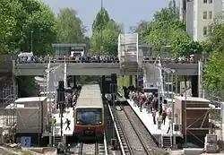 Eröffnung des Bahnhofs Berlin Julius-Leber-Brücke mit dem ersten Zug Richtung Innenstadt am 2. Mai 2008