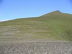 Blick über den Südgrat zum Gipfel, im Vordergrund erkennbar die auffälligen Solifluktionsstufen
