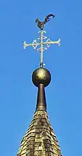 Turmspitze mit Turmkugel, Kreuz und Wetterhahn