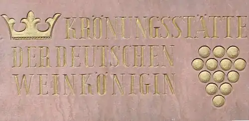 Inschrift beim Saalbau: „Krönungsstätte der Deutschen Weinkönigin“