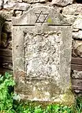 Jüdischer Grabstein auf dem Kirchhof