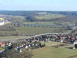 Blick auf Göschwitz, im Hintergrund die Saaletalbrücke Jena der A&nbsp;4