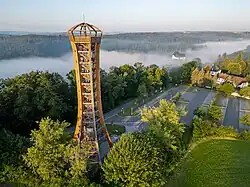 Saaleturm mit Schloss Burgk im Hintergrund im Nebel