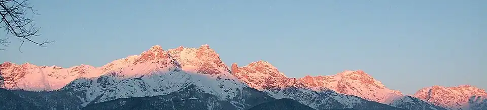 Südkamm des Steinernen Meers über Saalfelden, Ostabschnitt, im Alpenglühen